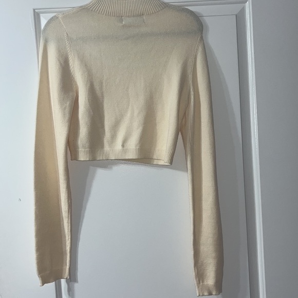 Cropped Sweater - Picture 4 of 4